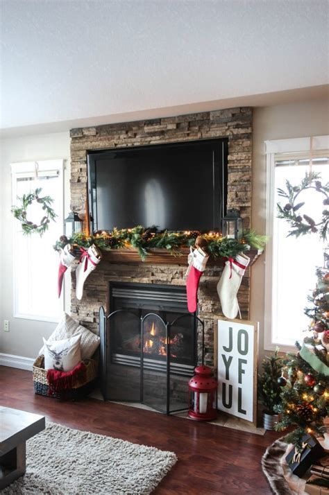 Marvelous Rustic Christmas Fireplace Mantel Decorating Ideas 34