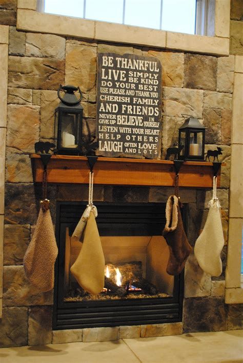 Marvelous Rustic Christmas Fireplace Mantel Decorating Ideas 42