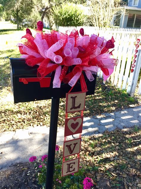 Adorable Valentine Mailbox Decorating Ideas Ideas 04