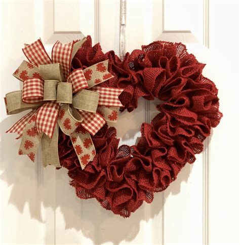 Awesome Burlap Valentine Decorations Ideas 12