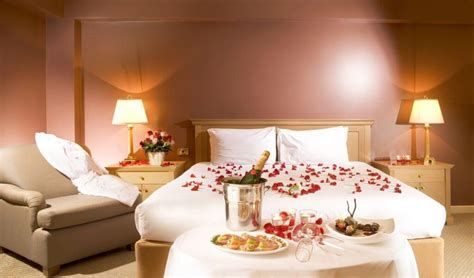 Classy Valentines Day Bedroom Decorations Ideas 04