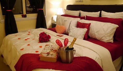Classy Valentines Day Bedroom Decorations Ideas 27