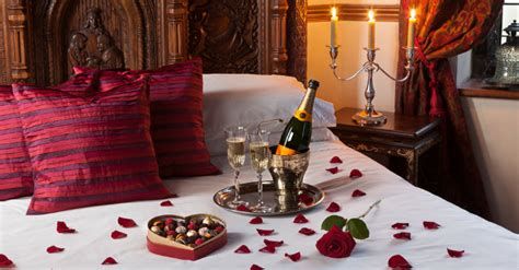Classy Valentines Day Bedroom Decorations Ideas 29