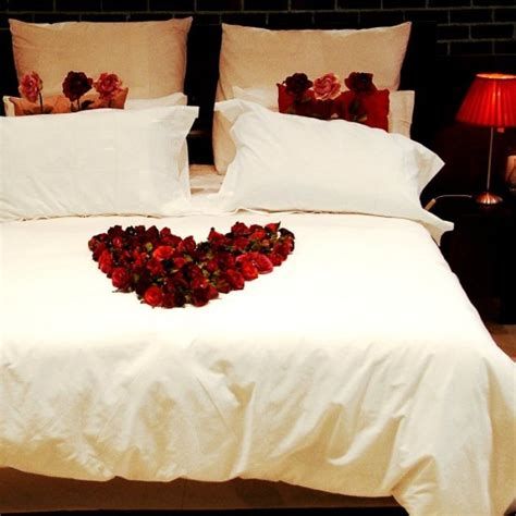 Classy Valentines Day Bedroom Decorations Ideas 33