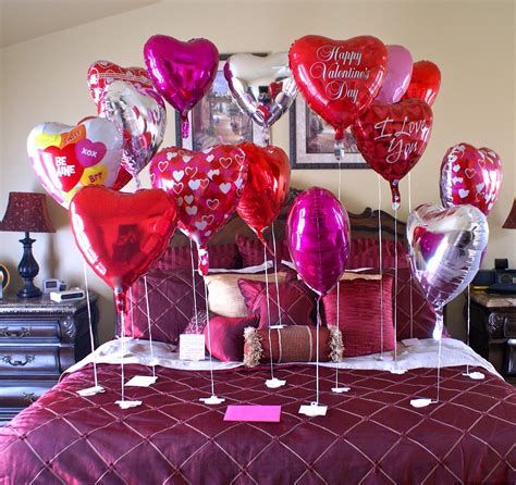 Classy Valentines Day Bedroom Decorations Ideas 34