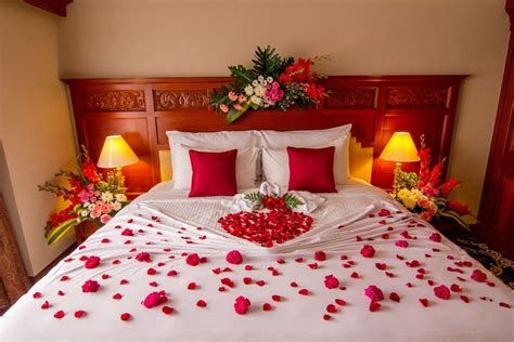 Classy Valentines Day Bedroom Decorations Ideas 37