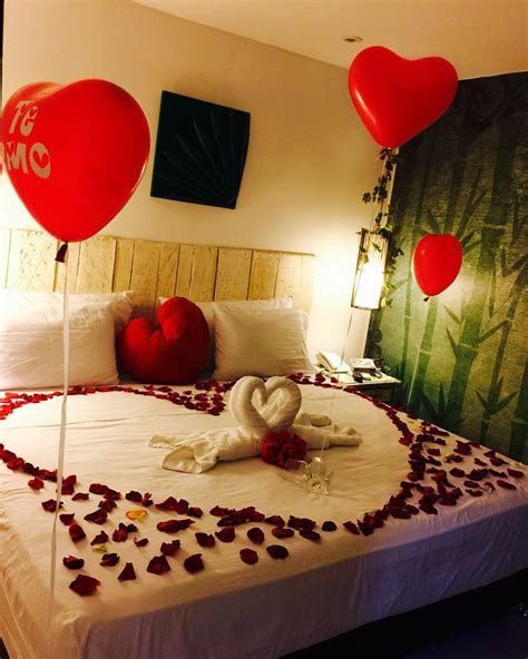 Classy Valentines Day Bedroom Decorations Ideas 40