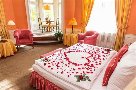 Classy Valentines Day Bedroom Decorations Ideas 43