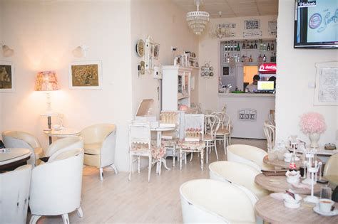 Cozy Shabby Chic Cafe Furniture Ideas 40