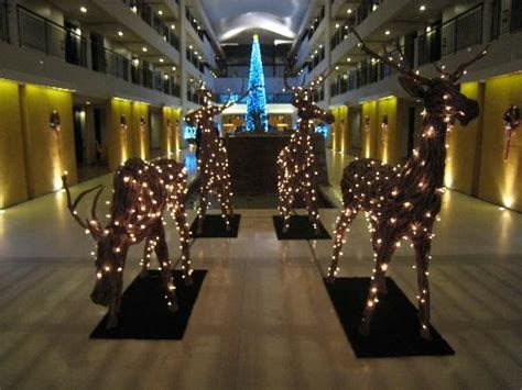 Impressive Valentines Day Hotel Lobby Decorations Ideas 11