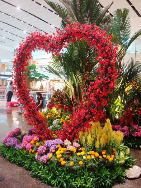 Impressive Valentines Day Hotel Lobby Decorations Ideas 39