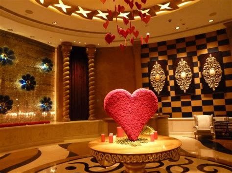 Impressive Valentines Day Hotel Lobby Decorations Ideas 41