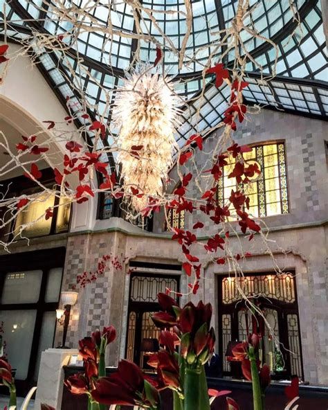 Impressive Valentines Day Hotel Lobby Decorations Ideas 43