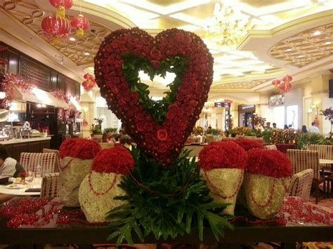 Impressive Valentines Day Hotel Lobby Decorations Ideas 44