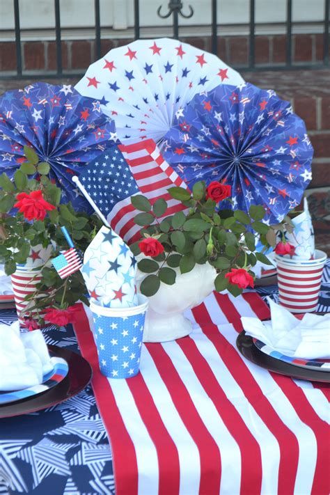 Amazing Patriotic Table Decorations Ideas 35