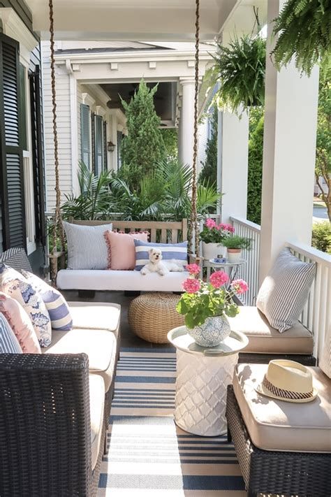 Comfortable Front Porch Decoration Ideas 23