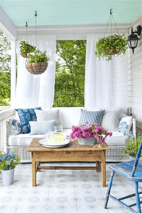 Comfortable Front Porch Decoration Ideas 25