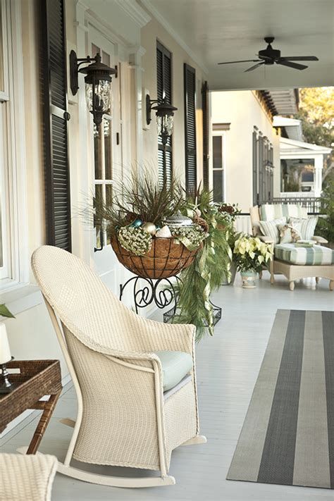 Comfortable Front Porch Decoration Ideas 32