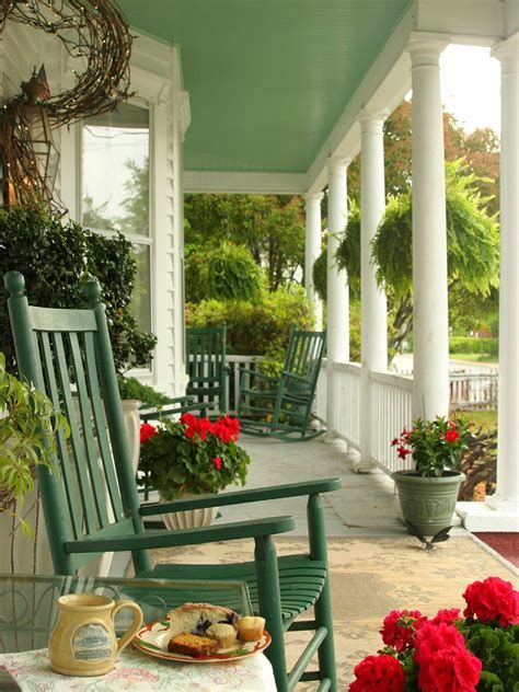 Comfortable Front Porch Decoration Ideas 38