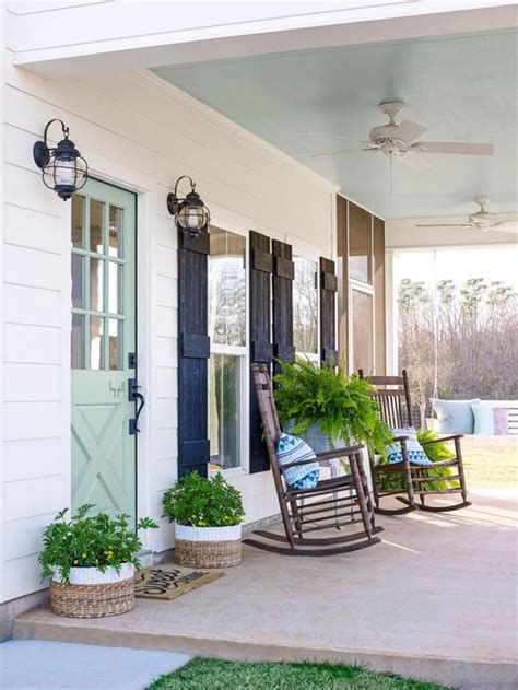 Comfortable Front Porch Decoration Ideas 39