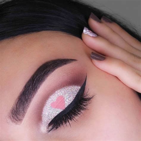 Lovely Valentines Day Eye Makeup 01