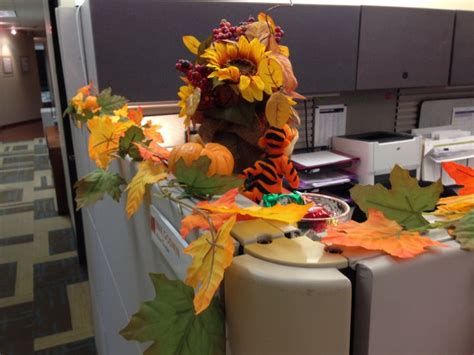 Stunning Thanksgiving Office Decorating Ideas 32