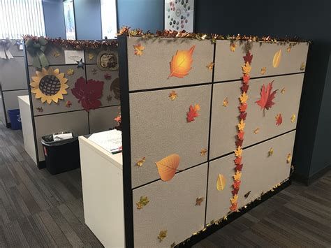 Stunning Thanksgiving Office Decorating Ideas 36