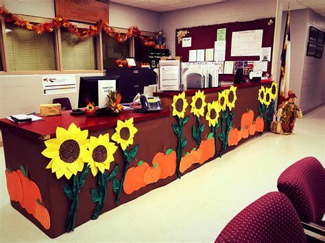 Stunning Thanksgiving Office Decorating Ideas 37