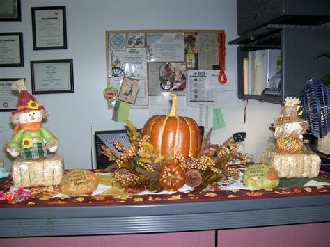 Stunning Thanksgiving Office Decorating Ideas 40