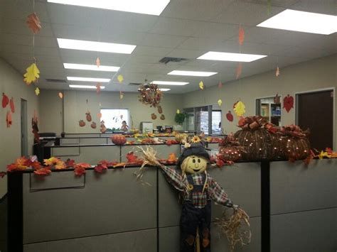 Stunning Thanksgiving Office Decorating Ideas 41