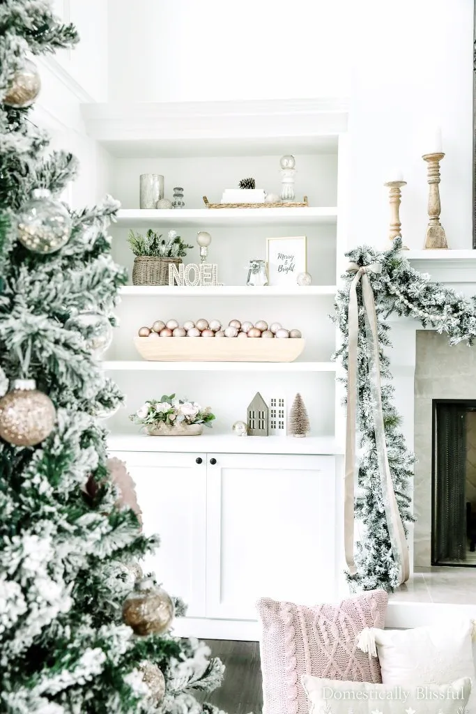 Numerous Ways to Fill Your Living Room with Scents of Christmas