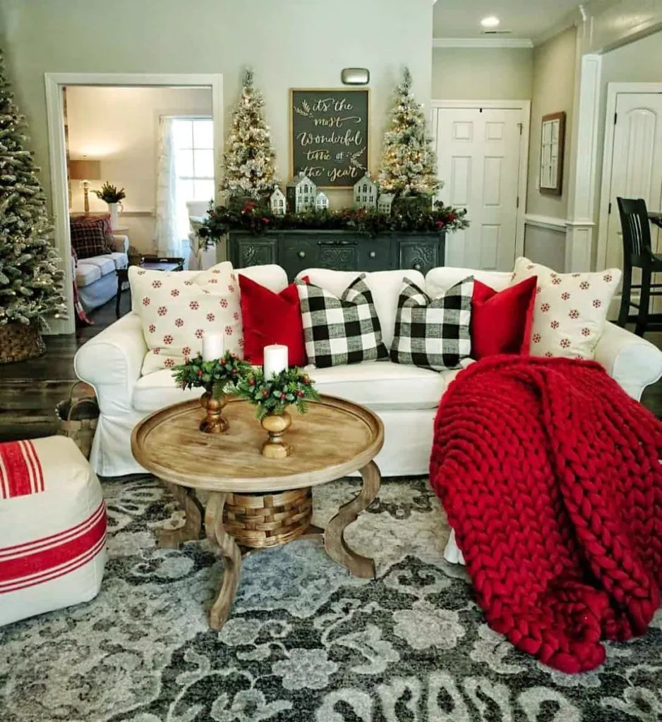 Numerous Ways To Fill Your Living Room With Scents Of Christmas 17