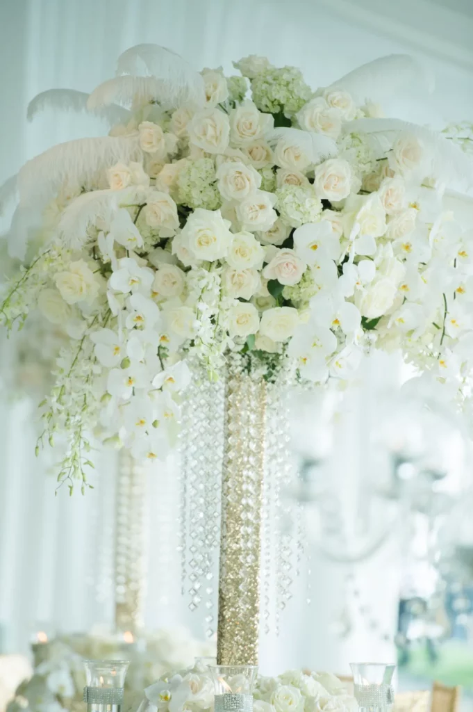 12 White Wedding Flowers Ideas For Your Wedding Table Decor 07