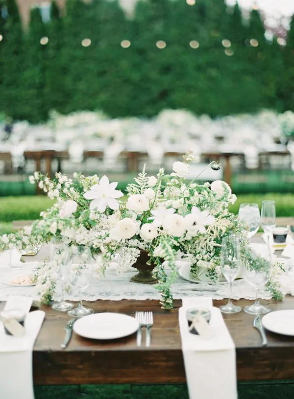 12 White Wedding Flowers Ideas For Your Wedding Table Decor 08