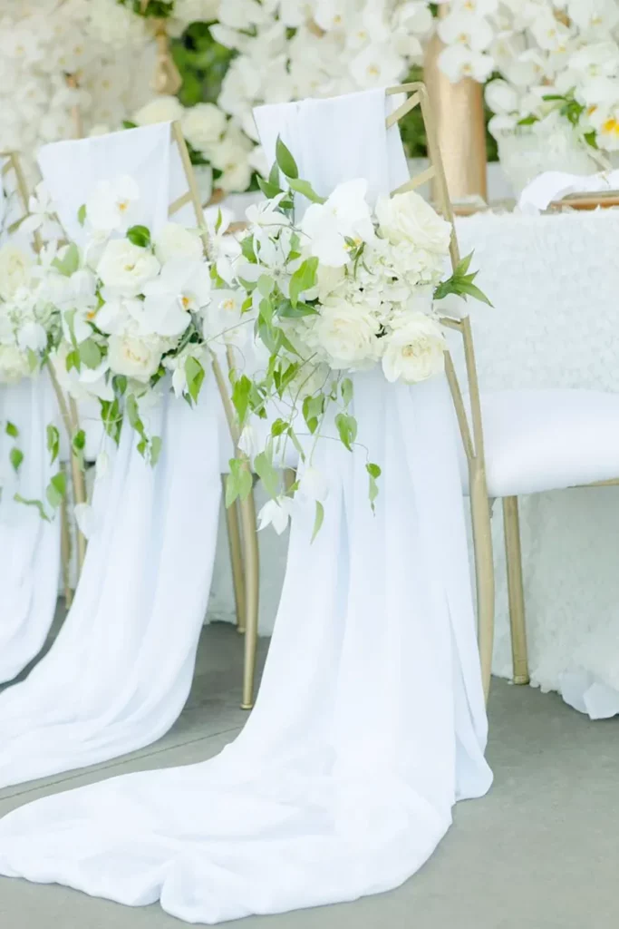 12 White Wedding Flowers Ideas For Your Wedding Table Decor 10