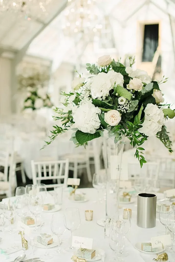 12 White Wedding Flowers Ideas For Your Wedding Table Decor 13