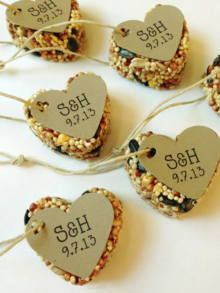 14 Unique but Elegant Winter Wedding Favor Ideas 07