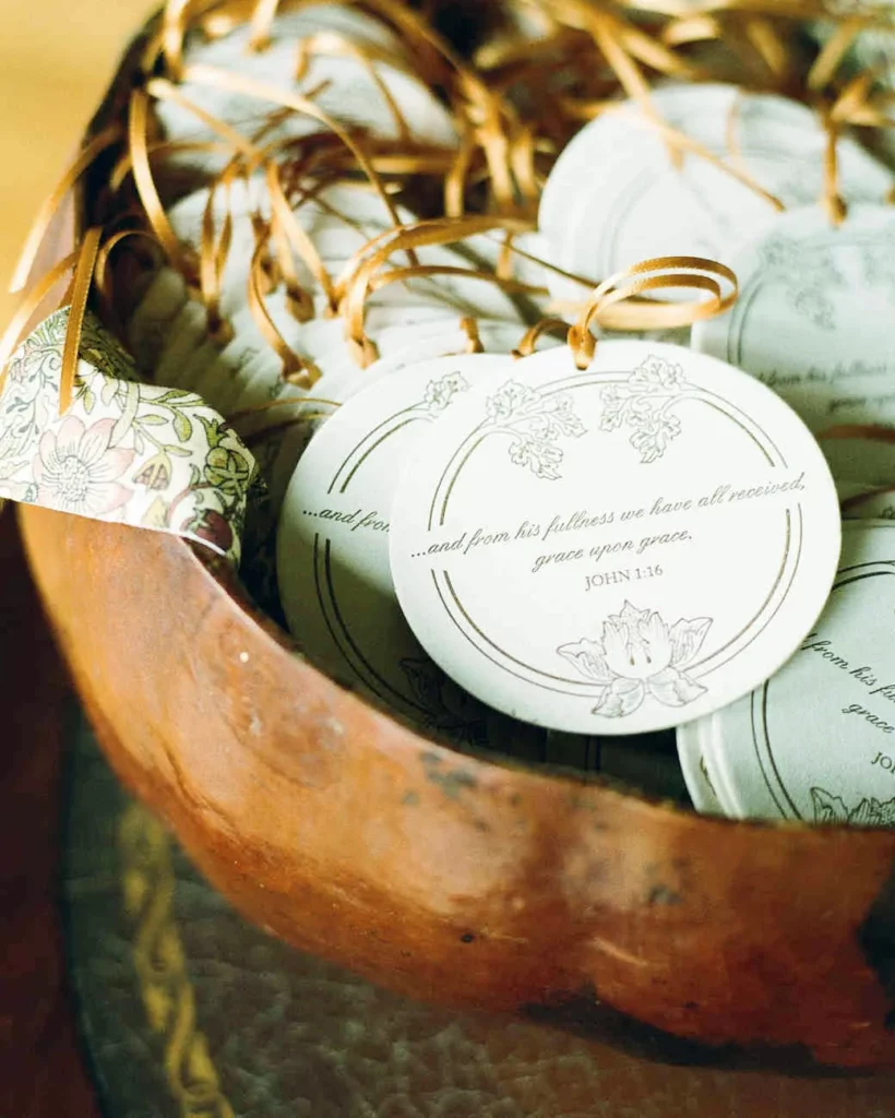 14 Unique but Elegant Winter Wedding Favor Ideas 08