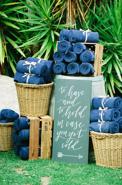 14 Unique but Elegant Winter Wedding Favor Ideas 09