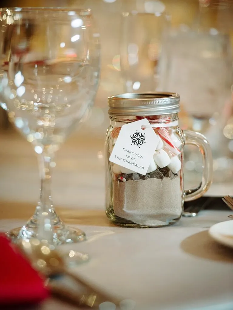 14 Unique but Elegant Winter Wedding Favor Ideas 13