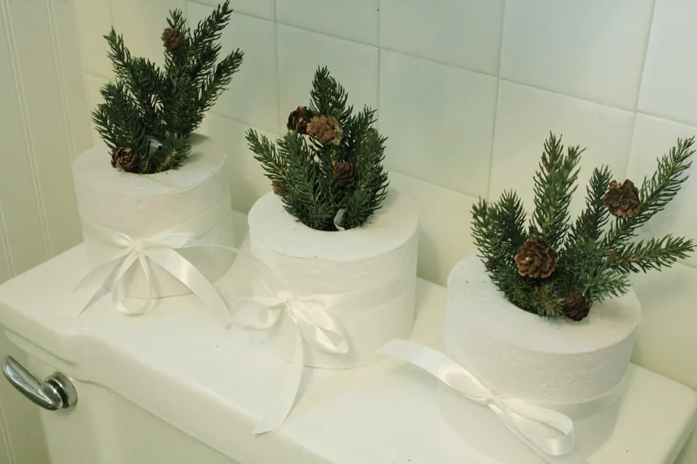 15 Best Christmas Bathroom Decoration Ideas For This Winter 02