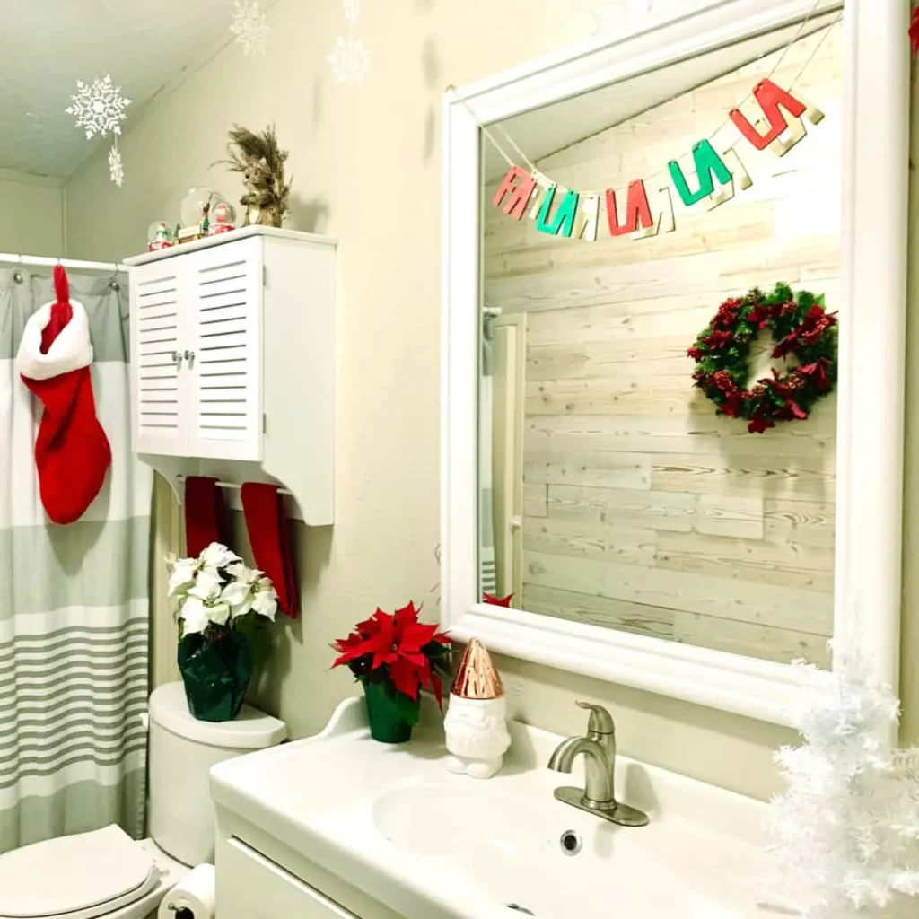 15 Best Christmas Bathroom Decoration Ideas For This Winter 07
