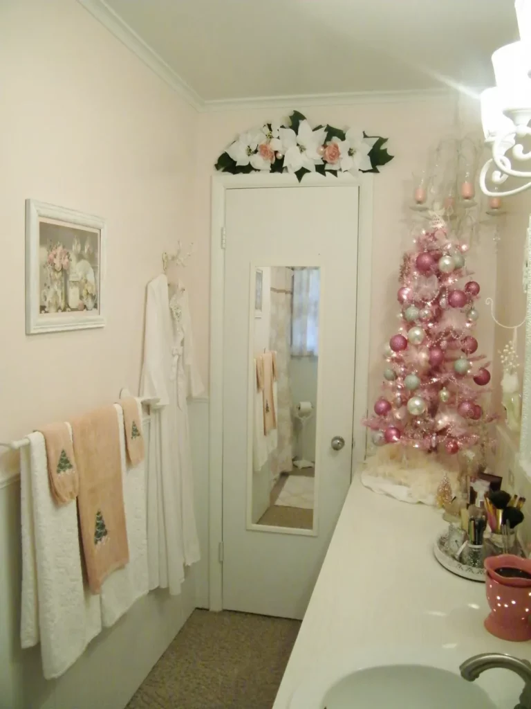 15 Best Christmas Bathroom Decoration Ideas For This Winter 12