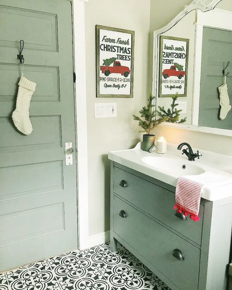 15 Best Christmas Bathroom Decoration Ideas For This Winter 15