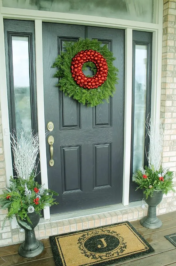 15 Decorating Ideas Your Front Door For the Holidays 02