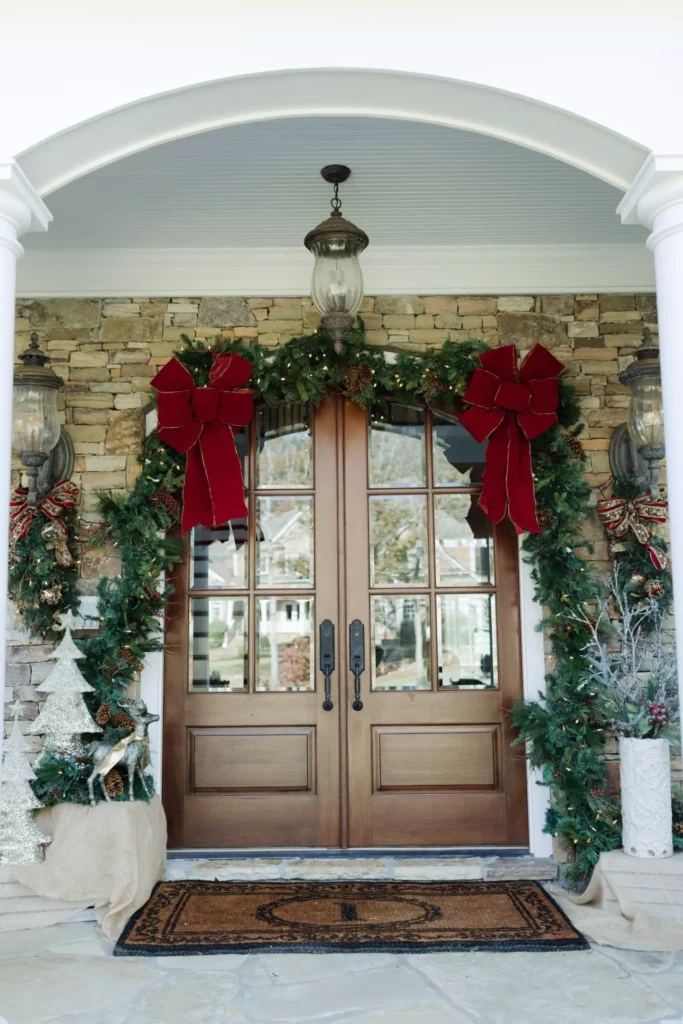 15 Decorating Ideas Your Front Door For the Holidays 11