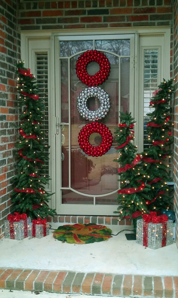 15 Decorating Ideas Your Front Door For the Holidays 13