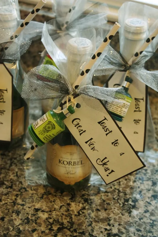 15 New Years Wedding Favors Ideas 05