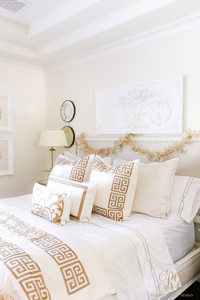 9 Relaxing Gold and White Bedroom Design Ideas 9