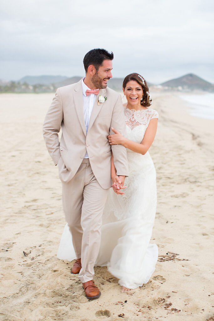 Beach Engagement Photo Outfits Ideas with Accesorries